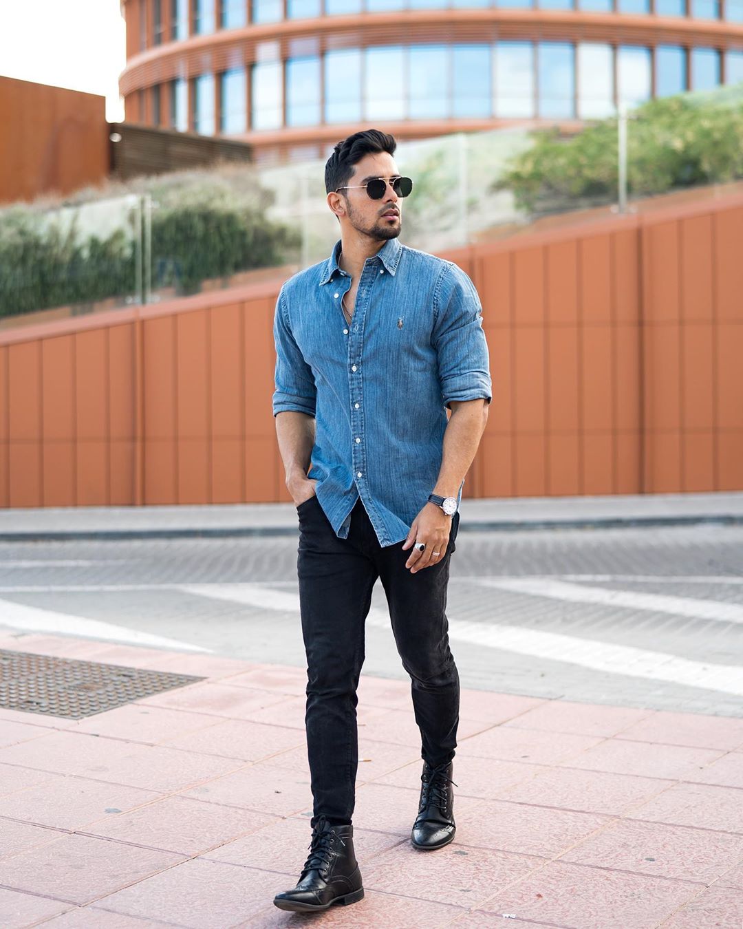 Hay định hình vẻ menly rắn rỏi bằng set đồ phối sơ mi denim với quần jeans đen kèm các item giày boots da