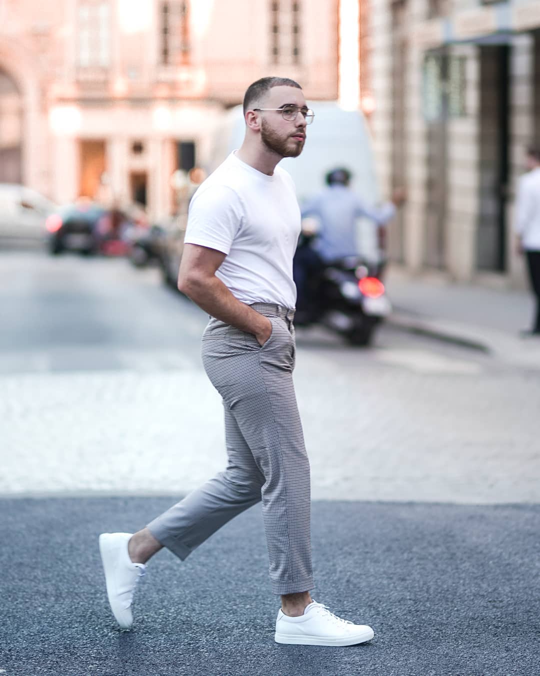 Định hình style lịch sự nhưng vẫn rất trẻ trung với thun cổ tròn phối quần trouser cùng giày sneaker trắng