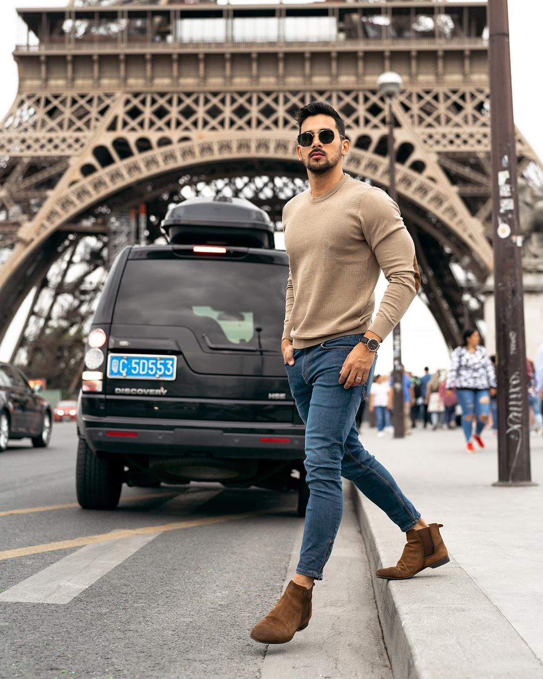 Thêm phần phong trần với áo sweater phối quần jeans và giày chelsea boots